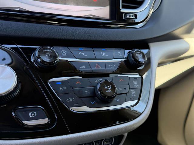 Used 2024 Chrysler Pacifica Touring-L FWD image 30
