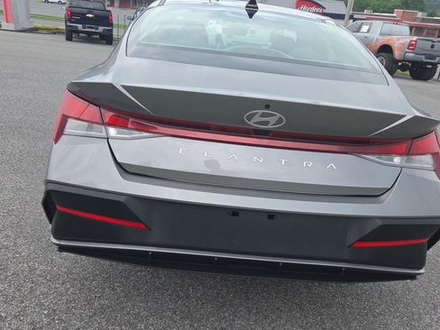 Used 2024 Hyundai Elantra SEL FWD image 4