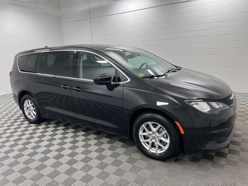 Used 2023 Chrysler Voyager LX FWD image 4