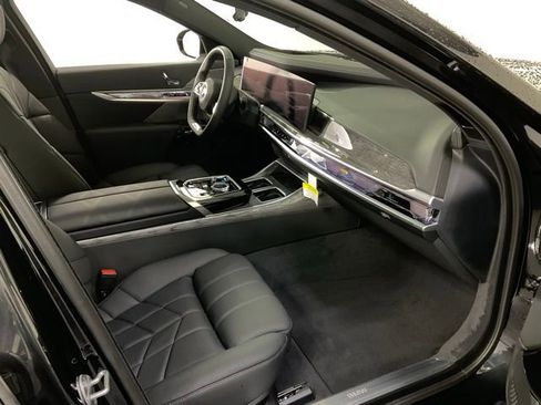 Used 2024 BMW i7 eDrive50 image 37