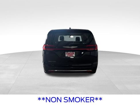 Used 2023 Chrysler Pacifica Touring-L FWD image 6