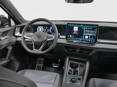 Used 2025 Volkswagen Tiguan SE R-Line image 29