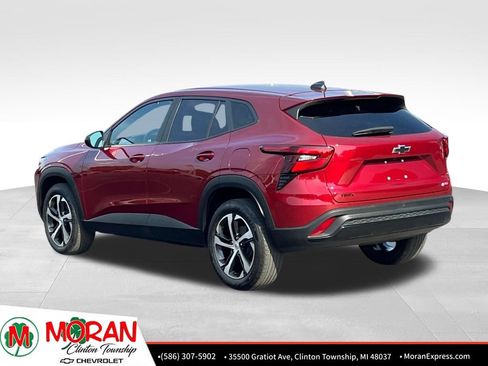 Used 2025 Chevrolet Trax RS FWD image 4