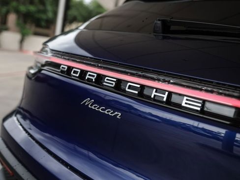 Certified 2025 Porsche Macan AWD/4WD image 14