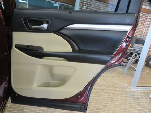 Used 2019 Toyota Highlander SE image 22