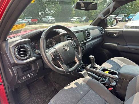 Used 2017 Toyota Tacoma TRD Off-Road w/ Premium & Technology Package AWD/4WD image 16