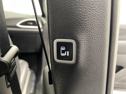 Used 2025 Chrysler Pacifica Select FWD image 25