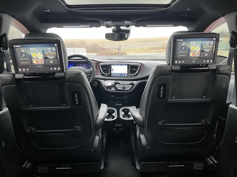 Used 2019 Chrysler Pacifica Touring-L image 18