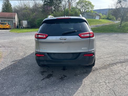 Used 2017 Jeep Cherokee Latitude AWD/4WD image 4