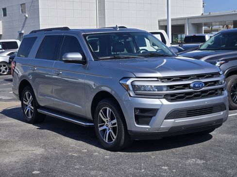 Used 2022 Ford Expedition XLT RWD image 3