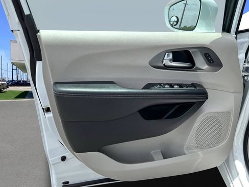 Used 2022 Chrysler Pacifica Touring-L FWD image 16