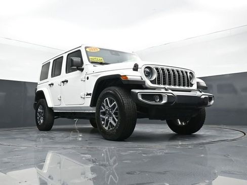 Used 2025 Jeep Wrangler Unlimited Sahara AWD/4WD image 42
