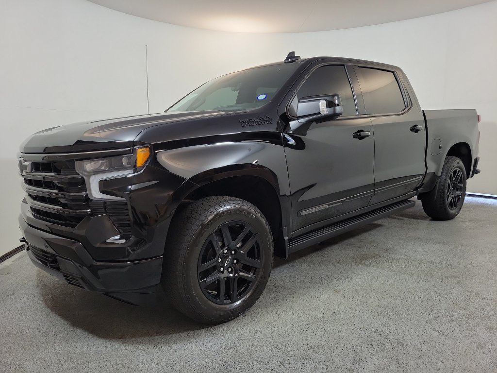 Used 2025 Chevrolet Silverado 1500 High Country w/ Midnight Edition AWD/4WD image 3