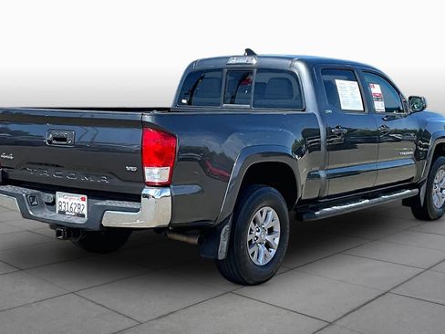 Used 2017 Toyota Tacoma SR5 AWD/4WD image 12