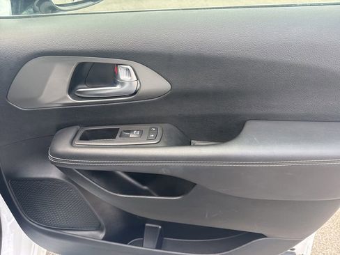 Used 2025 Chrysler Pacifica Select image 29