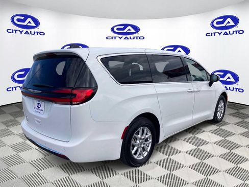 Used 2023 Chrysler Pacifica Touring-L FWD image 4