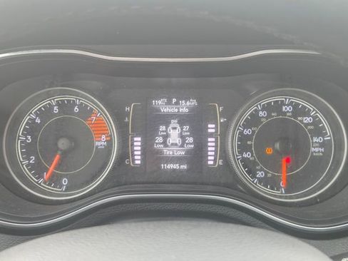 Used 2019 Jeep Cherokee Latitude w/ Cold Weather Group AWD/4WD image 41