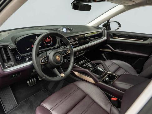 Used 2025 Porsche Cayenne S AWD/4WD image 9