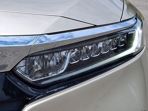 Used 2018 Honda Accord EX image 9