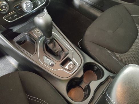 Used 2020 Jeep Cherokee Latitude w/ Cold Weather Group FWD image 26