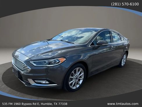 Used 2017 Ford Fusion SE w/ Fusion SE Technology Package FWD image 2