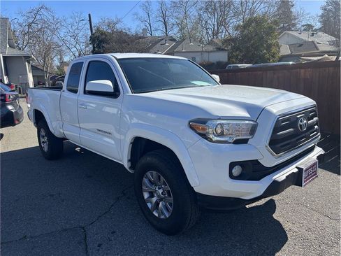 Used 2017 Toyota Tacoma SR5 image 4