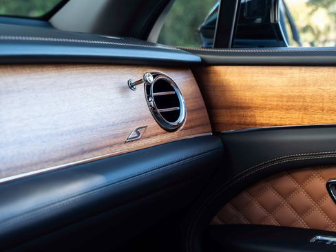 Used 2023 Bentley Bentayga image 39