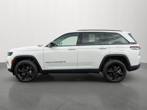 Used 2024 Jeep Grand Cherokee Altitude AWD/4WD image 4