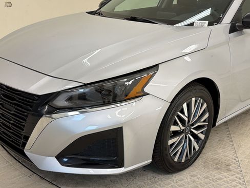 Used 2025 Nissan Altima 2.5 SV FWD image 11