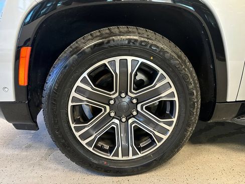 Used 2024 Jeep Wagoneer L Series II w/ Flexible Seating Group AWD/4WD image 23