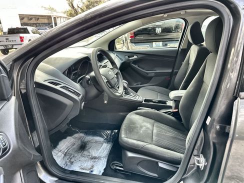 Used 2016 Ford Focus SE image 2