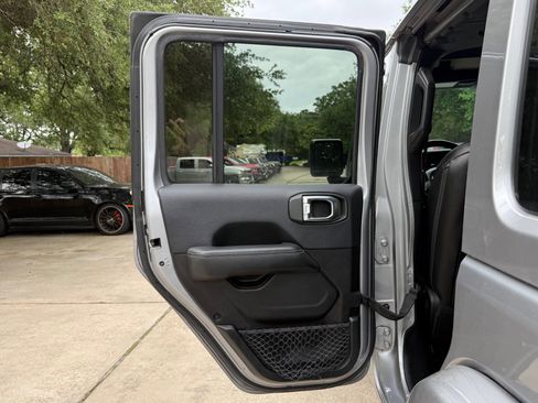 Used 2018 Jeep Wrangler Unlimited Sahara AWD/4WD image 36