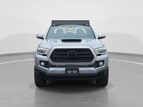 Used 2017 Toyota Tacoma TRD Sport image 2