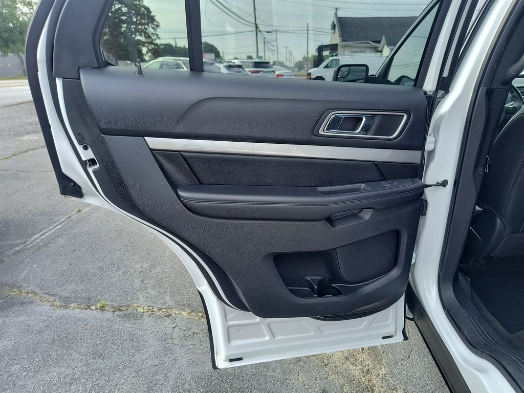Used 2016 Ford Explorer XLT w/ Equipment Group 202A FWD image 31