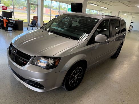 Used 2017 Dodge Grand Caravan SE FWD image 2
