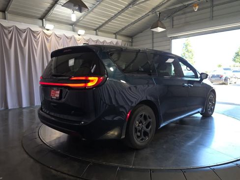 Used 2022 Chrysler Pacifica Touring-L w/ S Appearance Package FWD image 3
