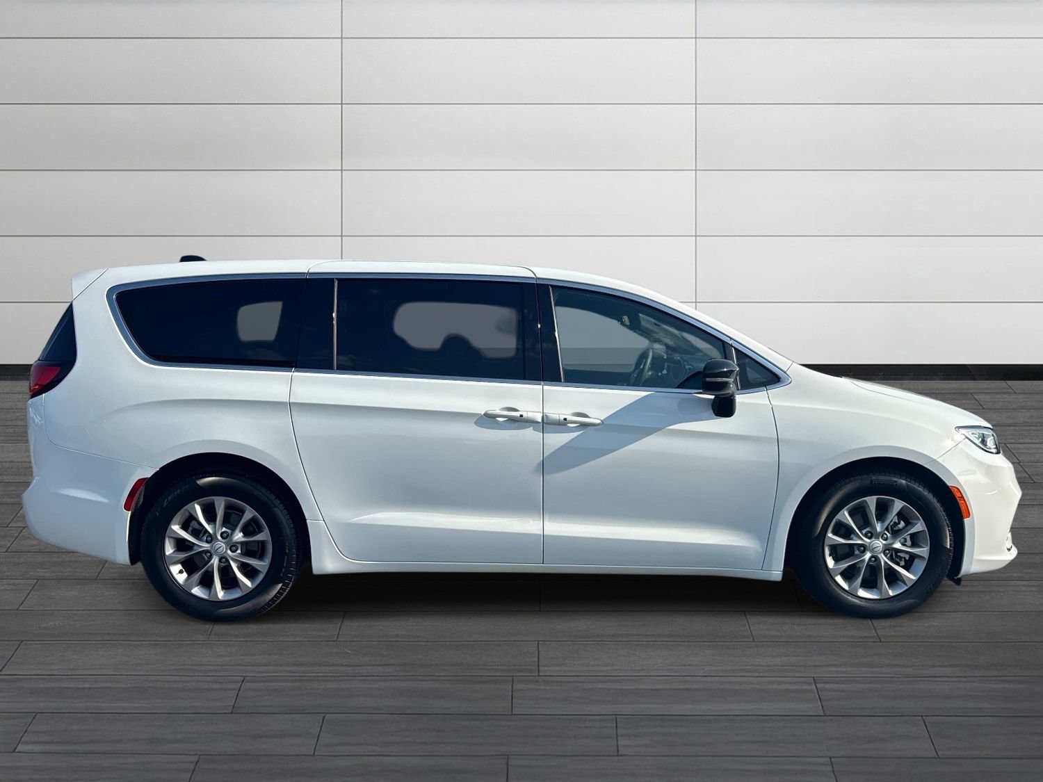 Used 2026 Chrysler Pacifica Limited FWD image 3