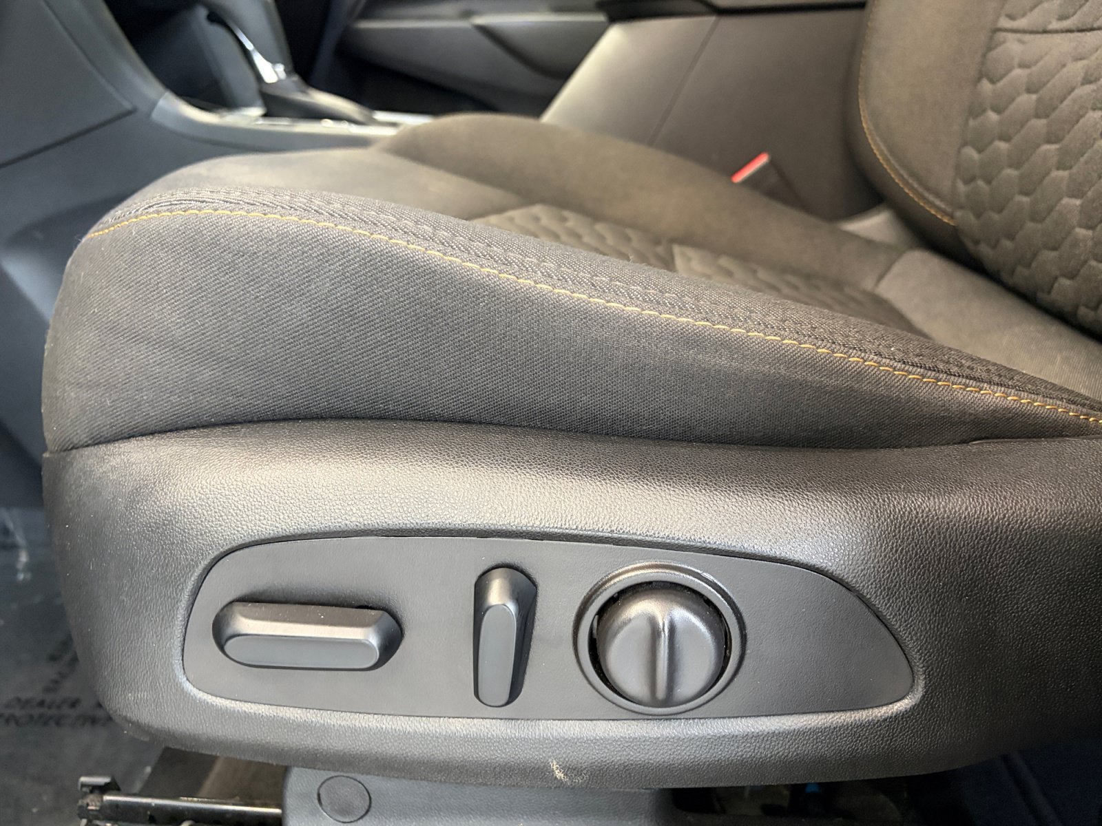 Used 2021 Chevrolet Equinox LT w/ Driver Convenience Package AWD/4WD image 15