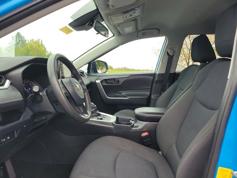 Used 2020 Toyota RAV4 LE image 15