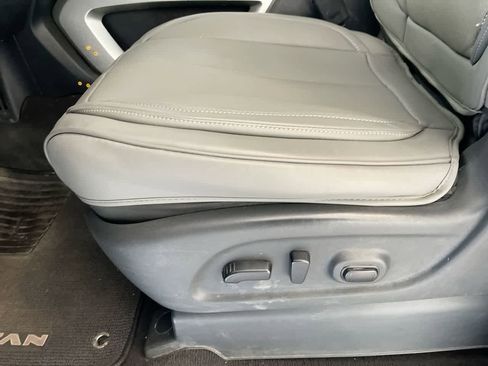 Used 2017 Nissan Titan SV image 12