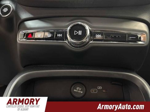 Used 2023 Volvo XC40 B5 Core w/ Convenience Package image 17
