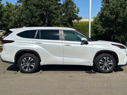 Used 2026 Toyota Highlander XLE AWD/4WD image 3