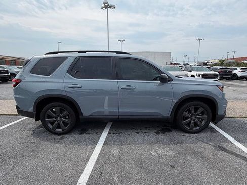 Used 2025 Honda Pilot Sport image 2