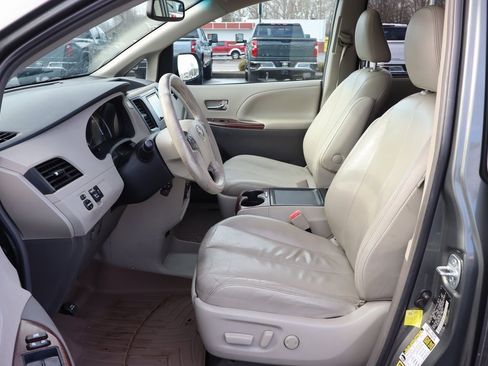 Used 2012 Toyota Sienna XLE image 4