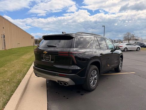 Used 2025 Chevrolet Traverse LT image 8