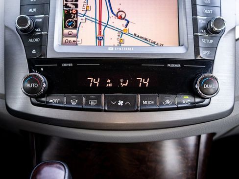 Used 2011 Toyota Avalon Limited image 30