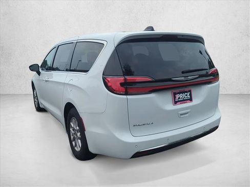 Used 2025 Chrysler Pacifica Select FWD image 8