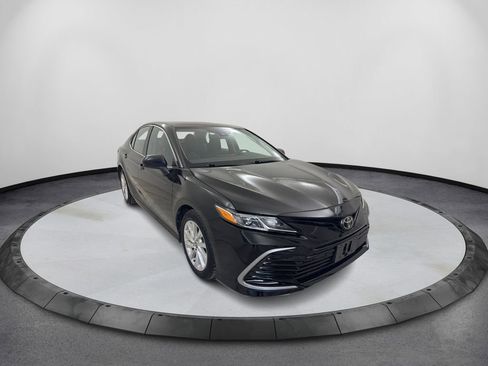 Used 2022 Toyota Camry LE FWD image 3