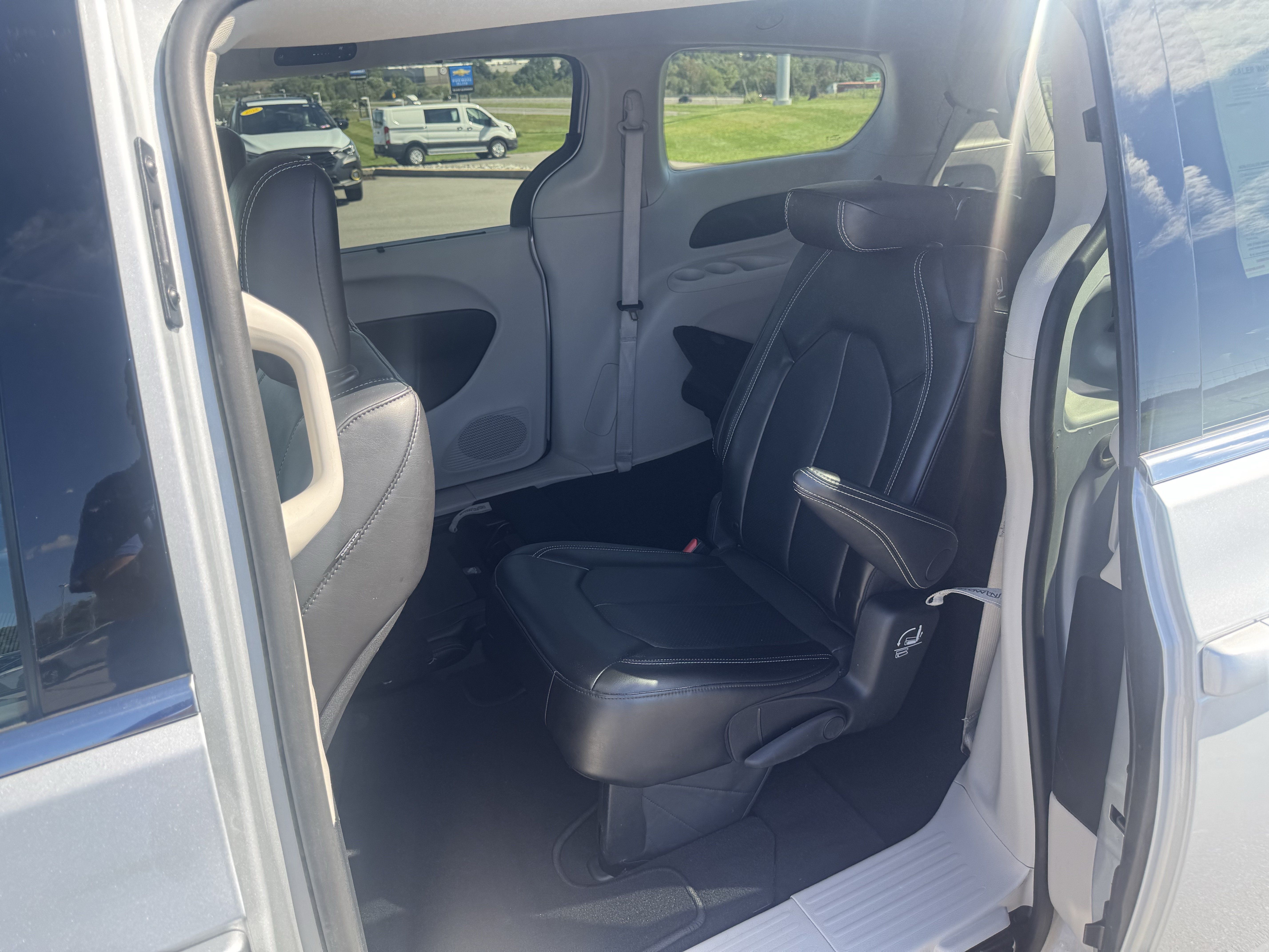 Used 2024 Chrysler Pacifica Touring-L FWD image 13