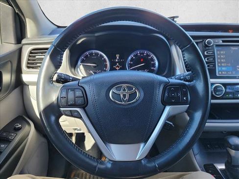 Used 2016 Toyota Highlander XLE image 19